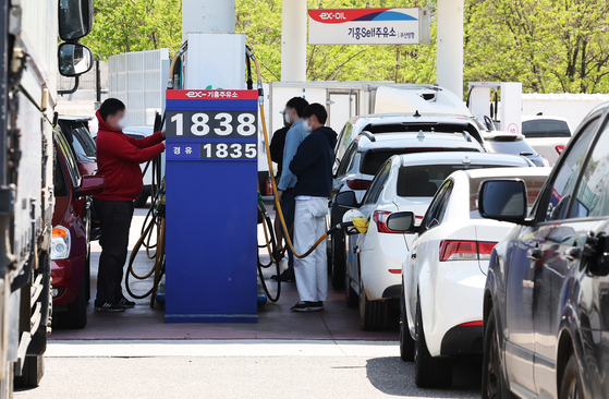 Divers line up at a gas station in Yongin, Gyeonggi, Sunday. A fuel tax cut of 30 percent was effective May 1 and will be in place until the end of July. It was increased from a previous 20-percent cut. The government estimates a savings of 83 won per liter for gasoline and 58 won for diesel. The move came as gas prices have increased amid war in Ukraine. [YONHAP]