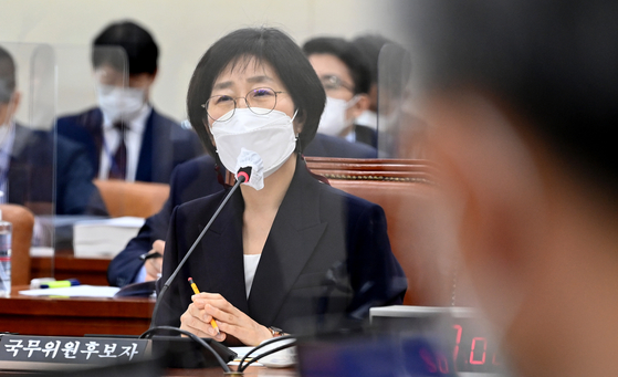 Environment minister nominee Han Hwa-jin at the National Assembly in Seoul on Monday. [JOINT PRESS CORPS] 