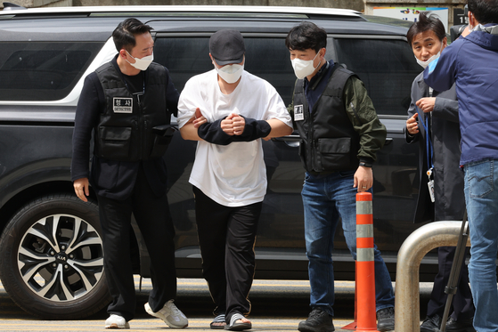A Woori Bank employee under police investigation for allegedly embezzling more than 60 billion won ($47 million) arrives at the Seoul Central District Court for a hearing on April 30. [YONHAP]