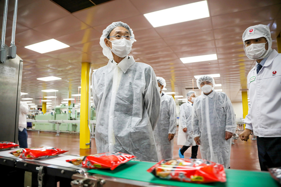 Nongshim CEO Shin Dong-won looks visits the company's second U.S. plant in Rancho Cucamonga, California. [NONGSHIM]