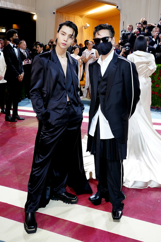 Johnny Suh, left attends The 2022 Met Gala Celebrating ″In America: An Anthology of Fashion″ at The Metropolitan Museum of Art on May 02, 2022 in New York City. (Photo by Jeff Kravitz/FilmMagic) [JEFF KRAVITZ/FILMMAGIC]
