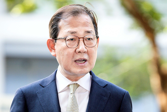 Education Minister nominee Kim In-chul offers to resign in a meeting with reporters in Yeouido, western Seoul, on Tuesday. [NEWS1]