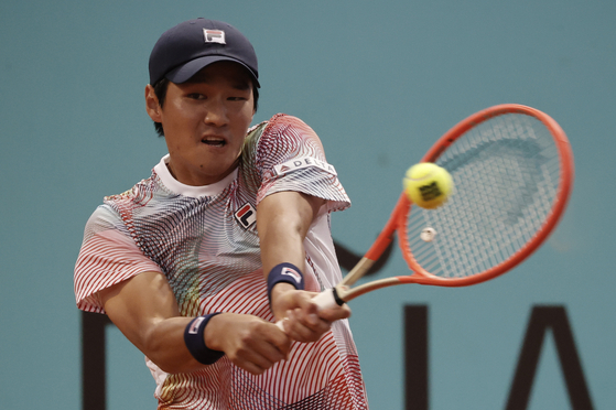 Kwon Soon-woo in action during his men's singles round of 64 match against Britain's Cameron Norrie at the Mutua Madrid Open at the Caja Magica in Madrid, Spain on Monday. [EPA/YONHAP]