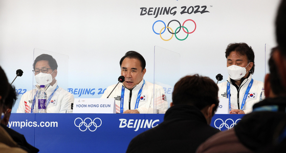 Yoon Hong-geun, head of the Korean athletic delegation at the Beijing Winter Olympics, center, announces a decision to appeal a controversial disqualification of two Korean short track speed skaters with the Court of Arbitration for Sport in Switzerland, in Beijing on Tuesday. [YONHAP]