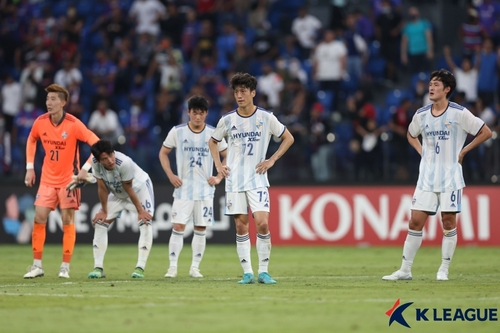 Ulsan Hyundai react after losing an AFC Champions League group stage match 2-1 against Malaysian club Johor Darul Ta'zim in Johor Bahru, Malaysia, on Saturday. [KLEAGUE/YONHAP]
