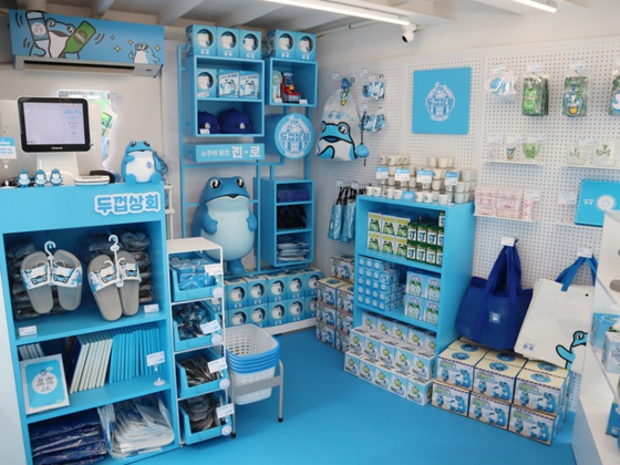 Beverage company Hite Jinro, known for its soju, opened Dukkeop Sanghoe (which translates to ‘Toad and Co.’) inspired by its toad mascot. The soju company’s pop-up store sells no alcohol at all. [HITE JINRO]