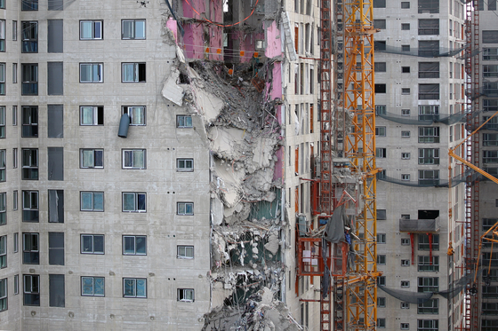 HDC Hyundai Development's I'Park apartment in Hwajeong-dong, Gwangju, that collapsed while under construction in January. Six workers were killed. [YONHAP]