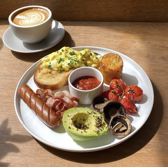 Australian brunch plate and latte served at Lucyd in Mapo District, western Seoul [INSTAGRAM]