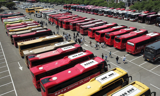 Tourist buses which students took on a school trip to E-World, a theme park in Dalseo District, Daegu, are parked in a lot on Wednesday. [NEWS1] 