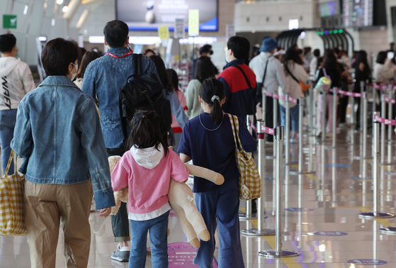 The domestic terminal of Gimpo International Airport in Seoul bustles with passengers on Wednesday ahead of Children's Day. [YONHAP]