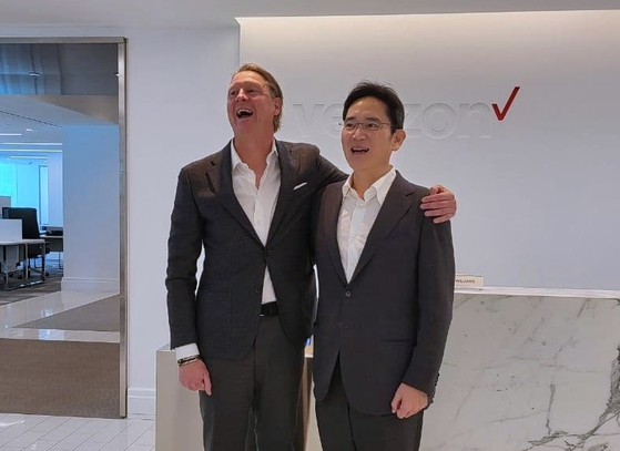 Samsung Electronics vice president Lee Jae-yong, right, poses for a photo with Verizon CEO Hans Vestberg at Verizon headquarters in New Jersey, last November. [JOONGANG PHOTO]