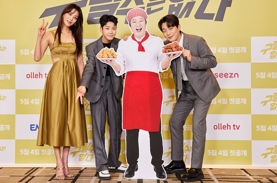 Actors Han Go-eun, left, Jung Dong-won, second from left, and Yoon Du-jun, right, take a photo at the press conference for the upcoming drama series "Never Give Up" on Wednesday beside a cardboard cutout of actor Kwak Do-won who was unable to attend after testing positive for Covid-19. [ENA]