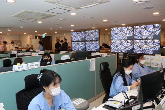 Medical staff at Dongho Residential Treatment Center in eastern Seoul monitoring Covid-19 patients [SAMSUNG MEDICAL CENTER]