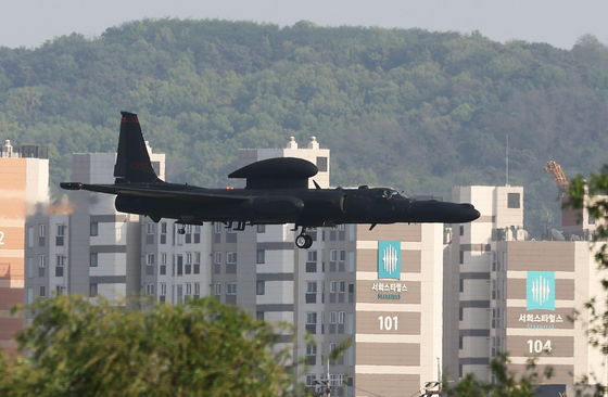 A U-2S spy plane from the U.S. Air Force returns to Osan Air Base in Pyeongtaek, Gyeonggi, on Wednesday upon completing a reconnaissance mission following North Korea’s launch of a ballistic missile earlier in the day. [YONHAP] 
