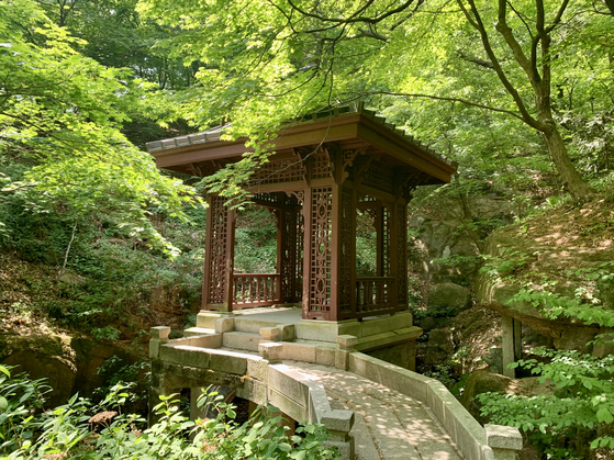 A small pavilion called Seokpajeong is nestled in the woods. The name of the whole area actually comes from the pavilion, which is called Seokpajeong. [LEE JIAN]