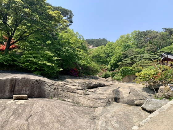Large rocks at Seokpajeong [LEE JIAN]