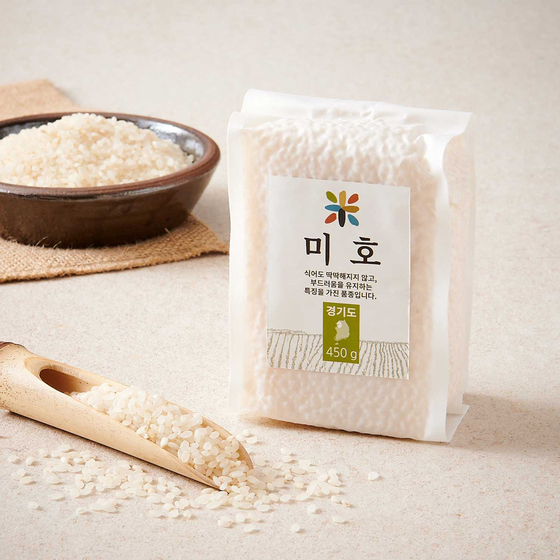 Lotte Mart sells rice in small 450-gram (1-pound) packs. [LOTTE MART]