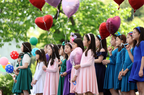 Children sing in a festival celebrating Children's Day held at Children's Grand Park in Gwangjin District, eastern Seoul, on Thursday. [YONHAP]