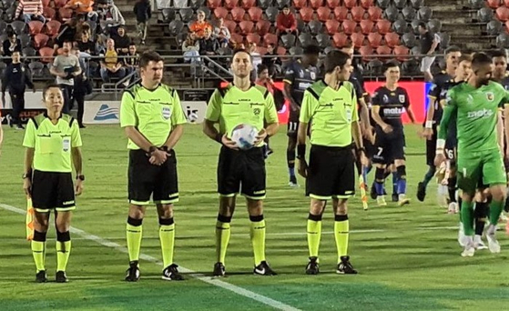Assistant referee Park Mi-suk, far left, ahead of a men’s A-League match between Brisbane Roar and the Central Coast Mariners on Tuesday [YONHAP]