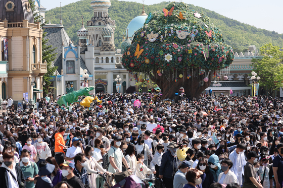 Everland amusement park in Yongin, Gyeonggi, is crowded with visitors as the country marks Children's Day, a public holiday, on Thursday. [YONHAP]