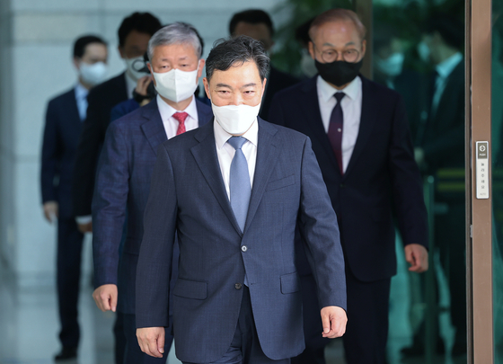 Prosecutor General Kim Oh-soo leaves the Supreme Prosecutors' Office in Seocho District, southern Seoul, on Friday after President Moon Jae-in accepted his resignation. [YONHAP]