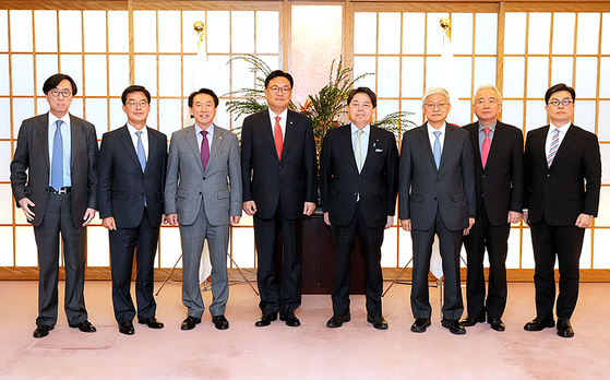 Chung Jin-suk, fourth from left, deputy speaker of the National Assembly and the head of President-elect Yoon Suk-yeol’s delegation to Japan, poses for a photo with Japanese Foreign Minister Yoshimasa Hayashi, fourth from right, during a meeting at the Foreign Ministry in Tokyo on April 25. [AFP/YONHAP] 
