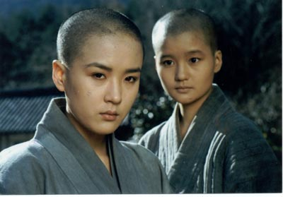 A scene from "Come, Come, Come Upward" (1989) with Kang, on the left, as Sun Nyog enters a monastery to become a nun. [JOONGANG PHOTO]