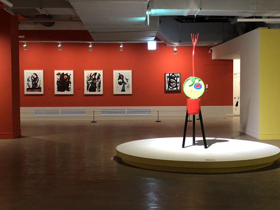 The exhibition view of ″Joan Miró: Women, Birds, Stars,″ which includes the painted bronze sculpture ″Personage″ (1967). [SHIN MIN-HEE]