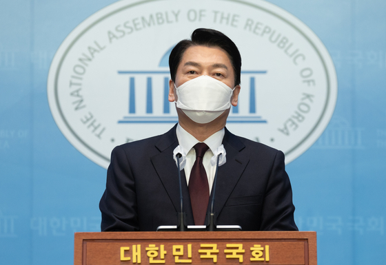 Ahn Cheol-soo, chairman of President-elect Yoon Suk-yeol's transition team, holds a press conference at the National Assembly in western Seoul on Sunday to announce he will run for a parliamentary seat representing the Bundang-A district in Seongnam, Gyeonggi, in next month’s by-elections. [JOINT PRESS CORPS]
