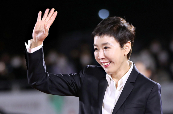 Kang Soo-youn waves to the crowd at the red carpet of the opening ceremony of the 3rd Gangneung International Film Festival, which took place at Gangneung Arts Center, Gangwon, on October 22. [YONHAP]