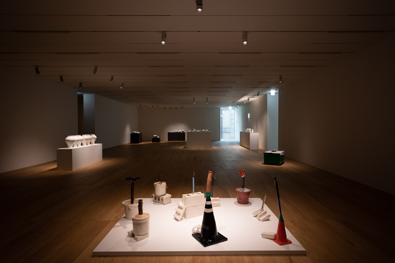 The exhibition view of ″Past. Present. Future″ at SongEun Art and Cultural Foundation. Up front are the ceramic sculpture pieces by artist Kim Jun Myeong. [SONGEUN ART AND CULTURAL FOUNDATION]