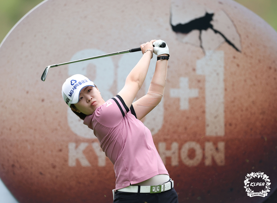 Kwak Bo-mi tees off on the third hole of the final round of the 8th Kyochon Honey Ladies Open on Sunday at Kingsdale Golf Club in Chungju, North Chungcheong. [KLPGA]