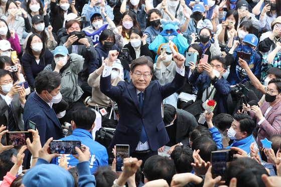 Lee Jae-myung, defeated presidential candidate of the ruling Democratic Party (DP), waves to the crowd in Gyeyang District, Incheon, on Sunday, as he holds a press conference to announce he will run for a parliamentary seat representing the constituency in the by-elections next month. [JOINT PRESS CORPS]