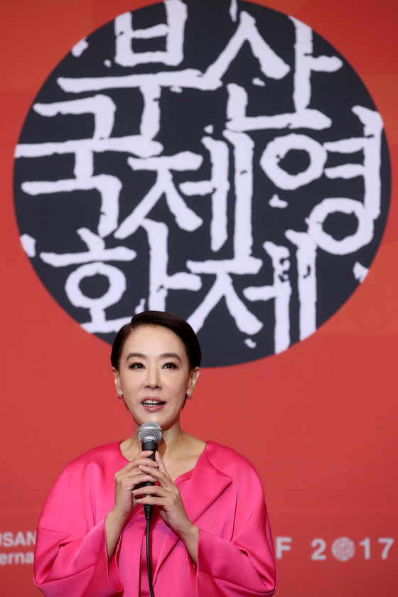 Kang speaks at the closing ceremony of the 22nd Busan International Film Festival on Oct. 21, 2017 as the co-executive director. [YONHAP]