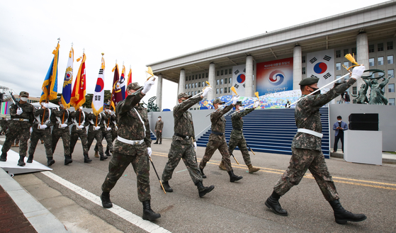 The honor guard of the Defense Ministry has a rehearsal at the presidential inauguration venue set up in the compound of the National Assembly in Yeouido, western Seoul, on Sunday. The inauguration ceremony will be held Tuesday morning. [KIM SEONG-RYONG]