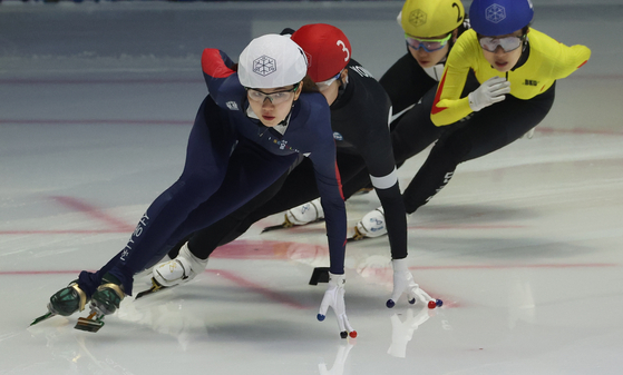 Shim Suk-hee leads the pack during the 1,000-meter race at the KB Financial Group ISU World Short Track Championships at Taereung Ice Rink in northern Seoul on Sunday. [YONHAP]