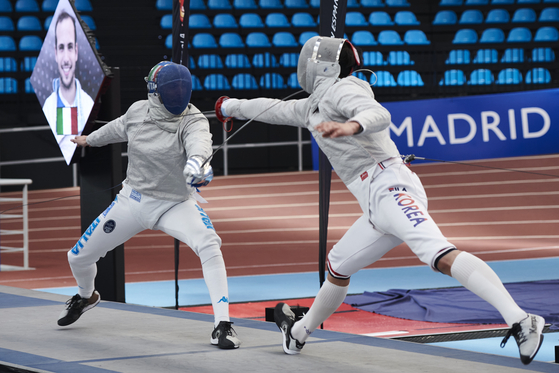 Oh Sang-uk, right, in action against Luca Curatoli of Italy during their final match at the 39th Villa de Madrid Men's Sabre World Cup in Madrid, Spain, on Saturday. Oh won the gold medal while countryman Kim Jung-hwan won the bronze medal. [EPA/YONHAP]