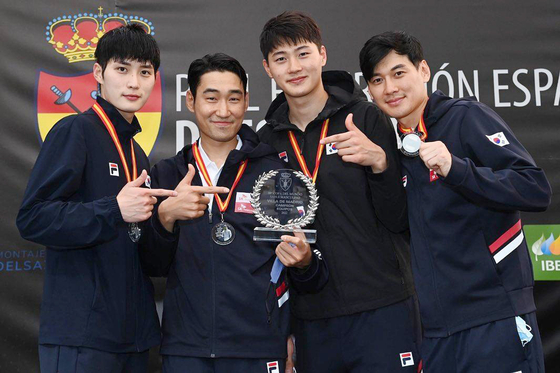 The Korean national fencing team, from left to right: Kim Jun-ho, Kim Jung-hwan, Oh Sang-uk and Gu Bon-gil, celebrate after winning the team gold medal at the 39th Villa de Madrid Men's Sabre World Cup in Madrid, Spain, on Sunday. Oh won the individual gold medal while Kim Jung-hwan won the bronze medal at the event on Saturday. [YONHAP]
