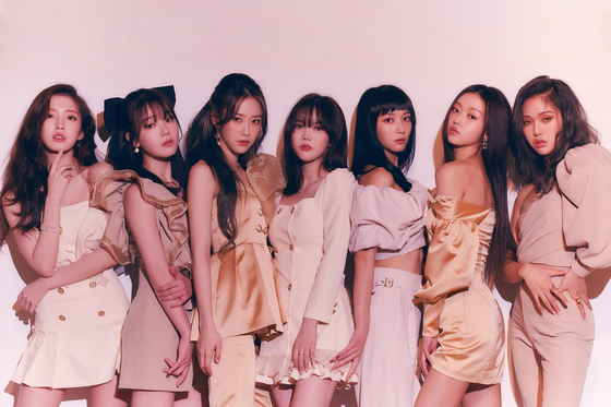 Girl group Oh My Girl member Jiho, third from left, did not renew her contract with the group's agency and will be leaving the group, according to WM Entertainment on Monday. [ILGAN SPORTS]