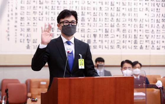 Justice Minister nominee Han Dong-hoon is sworn in for his confirmation hearing at the National Assembly in Yeouido, western Seoul, on Monday. Han criticized the recently enacted laws on prosecution reform, saying they will shield corrupt politicians while hurting the interests of ordinary people. Han is a senior prosecutor close to incoming President Yoon Suk-yeol. [NEWS1]