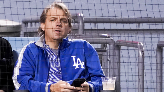 Los Angeles Dodgers co-owner Todd Boehly watches a baseball game against the Detroit Tigers on April 30 in Los Angeles. Chelsea is being sold to a consortium fronted by American sports investor Todd Boehly. [AP/YONHAP]