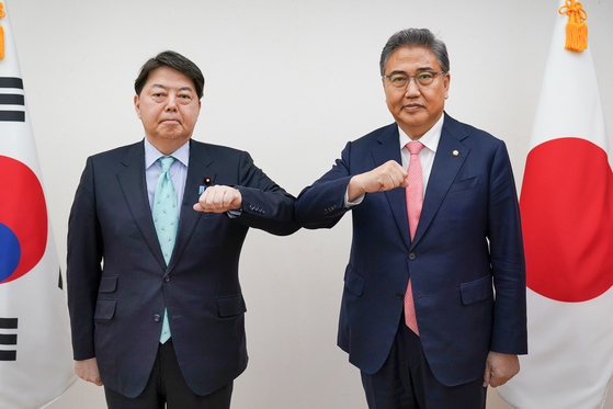 Japanese Foreign Minister Yoshimasa Hayashi, left, and Korean Foreign Minister nominee Park Jin, pose during their meeting at Seoul on Monday. [YONHAP] 
