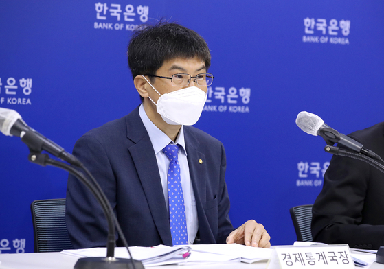Hwang Sang-pil, director general of the central bank's economic statistics department, speaks at a press conference held Tuesday. [YONHAP]