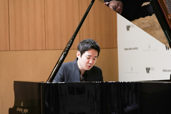 Pianist Lim Dong-hyek showcases a part of Schubert's "Piano Sonata No. 20 in A Major D. 959," which is included in his sixth album during a press conference held in Seoul to mark the 20th anniversary of his debut. [YONHAP]