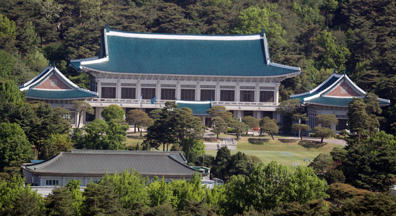 The Blue House compound and Mount Bukak's hiking trails in central Seoul will be open to the public starting Tuesday after the inauguration ceremony of President Yoon Seok-yeol. [NEWS1]