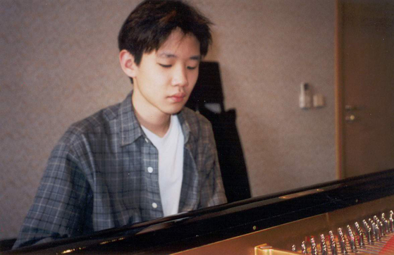 Lim during his teenage years is captured on photograph practicing the piano. [JOONGANG ILBO] 