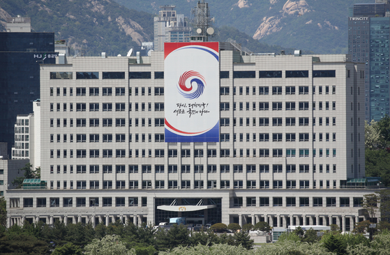 A view of the Ministry of National Defense in Yongsan District, central Seoul, the site of the new presidential office, one day before the inauguration of President Yoon Suk-yeol Monday. The banner with a phoenix symbol reads “Again, Republic of Korea! A new nation of the people.” [NEWS1] 