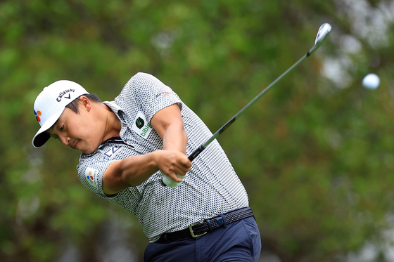 Lee Kyoung-Hoon plays his shot from the fourth tee during the first round of the Masters at Augusta National Golf Club on Saturday in Augusta, Georgia.  [AFP/YONHAP]