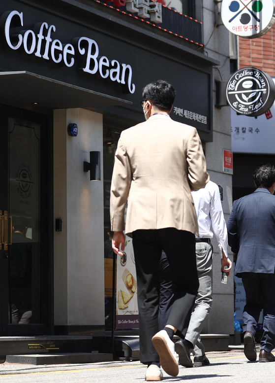 A Coffee Bean shop in Seoul is pictured on Tuesday. From Tuesday, the coffee franchise has raised prices 100 to 300 won (8 to 24 cents) on some of its coffee drinks. The latest hike on coffee prices comes just three months after the coffee franchise raised prices citing increasing commodity costs including higher milk prices. A small Americano coffee is now sold for 5,000 won instead of 4,900 won, while a latte now costs 5,600 won instead of 5,400 won. Cold brew coffee is now sold for 6,700 won, up 300 won. Inflation pressure has become the biggest threat not only on daily expenses but also on the economy. [YONHAP] 