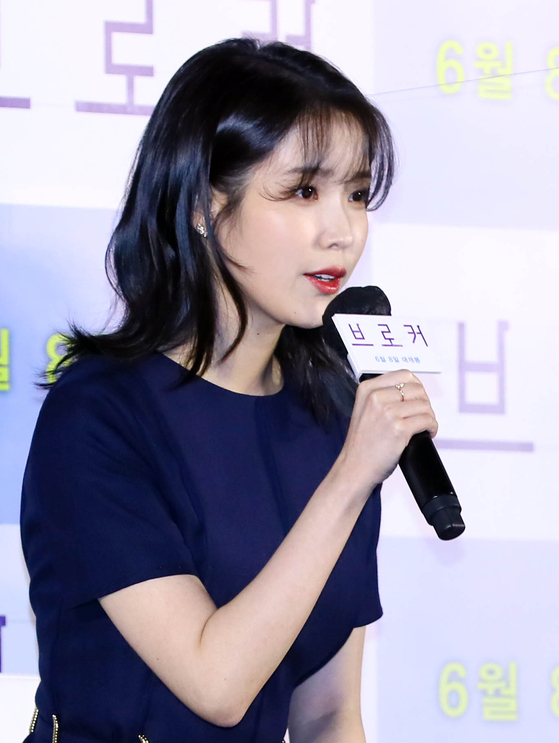 Lee Ji-eun answers questions from local journalist at a press event for “Broker.” [ILGAN SPORTS] 